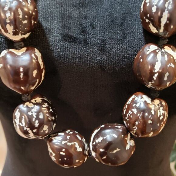 Women Fashion Brown Lumbang Kukui Nut Seed Collar Necklace with Lei Ribbon Clasp - Picture 3 of 6